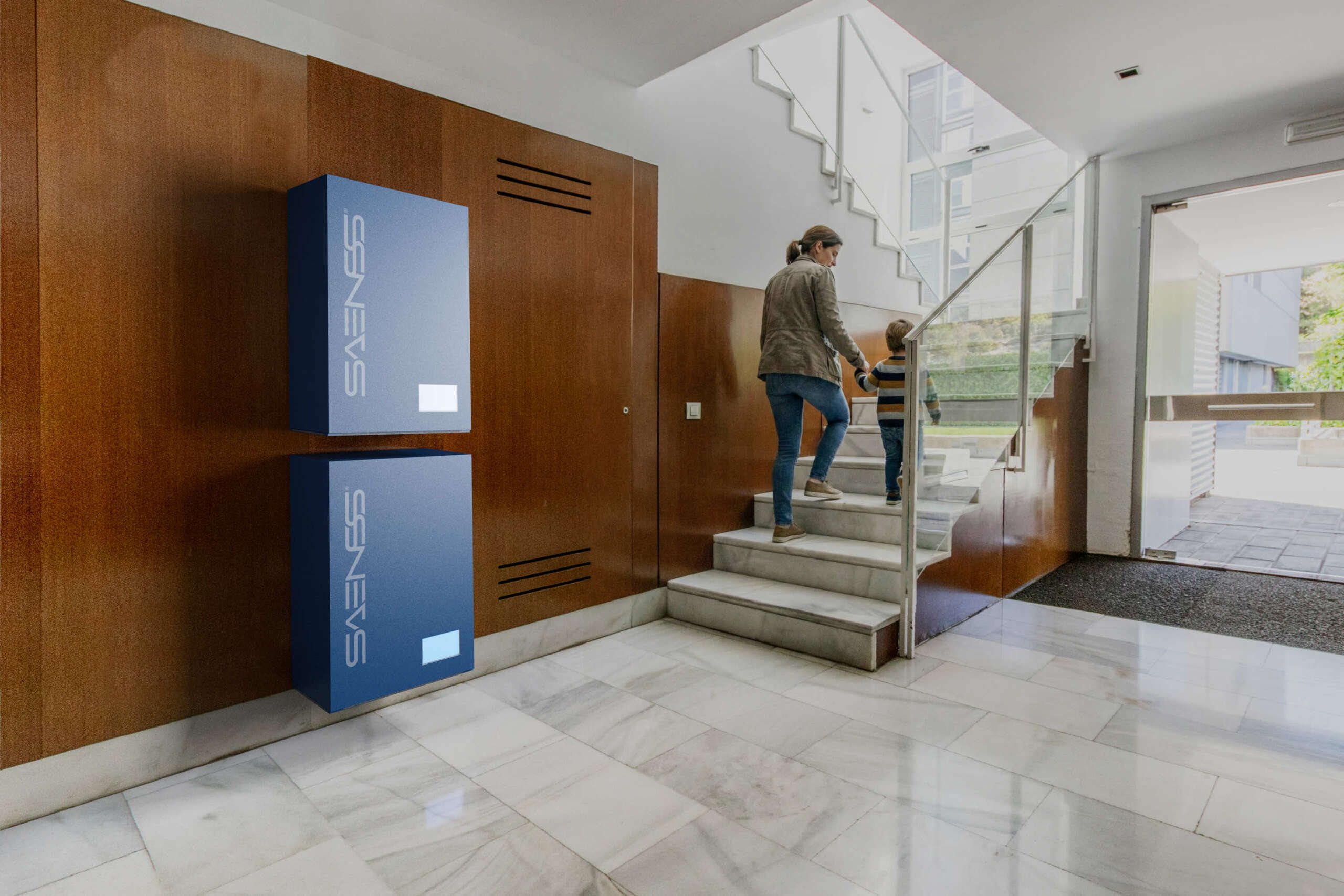 mamma e figlio che salgono le scale di un edificio, safe one installato all'interno dell'edificio